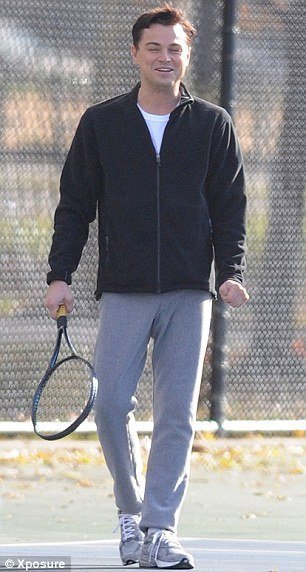 Леонардо Ди Каприо опять играет в теннис.