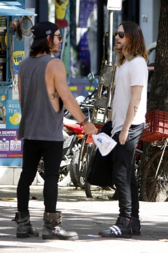 Джаред Лето накормил бездомных в Бразилии