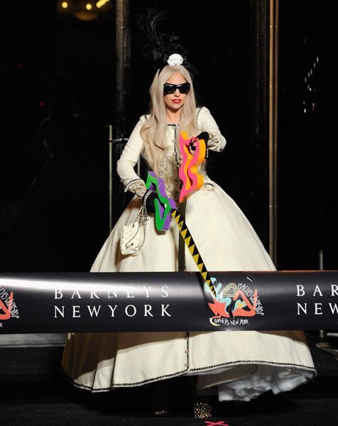 Гага но не леди 4. Кукла леди Гага. Леди Гага на кресте. Рианна и леди Гага. Леди Гага сопрано.