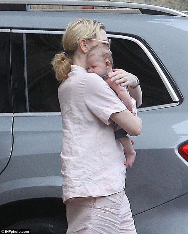 Кейт Бланшетт впервые показала удочеренную малышку.