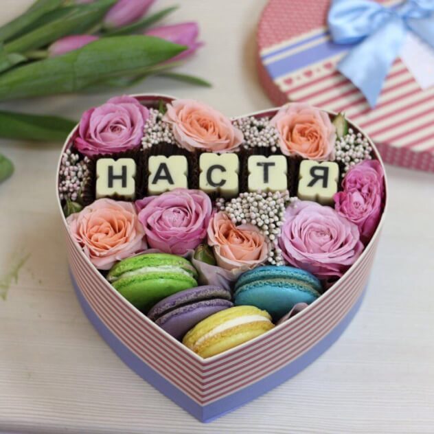 Коробка с цветами и конфетами от flowwow.com