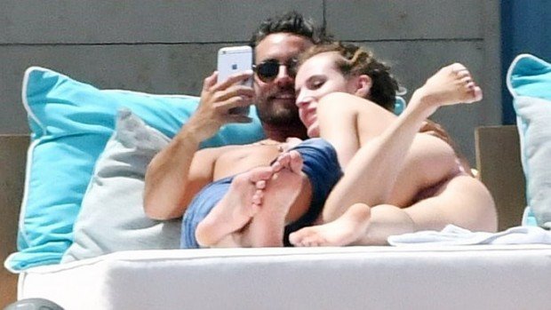 bella-thorne-scott-disick-phone-b71e978e-b47c-4ca1-b229-ecd19a12695d