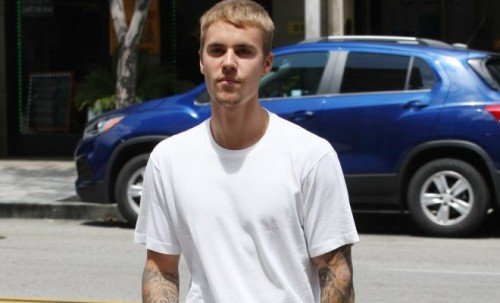 Justin-Bieber-collaborates-with-Karla-Welch-for-tee-shirt-range-660x400[1]
