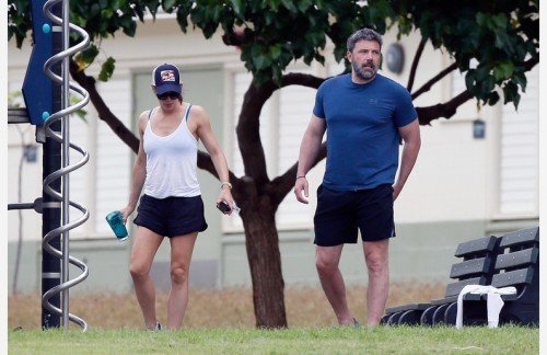 ÑÏÅÖÖÅÍÀ. ÒÐÅÁÓÅÒÑß ÎÄÎÁÐÅÍÈÅ. SPECIAL PRICE APPLIES. APPROVAL REQUIRED *EXCLUSIVE* Ben Affleck and Jennifer Garner appear tense during a trip to a local park in Hawaii *WEB MUST CALL FOR PRICING*