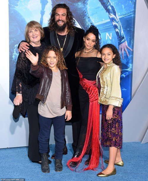 7361772-6490449-Family_Momoa_poses_with_his_kids_wife_and_mother_Coni_Momoa_far_-a-25_1544692827974[1]