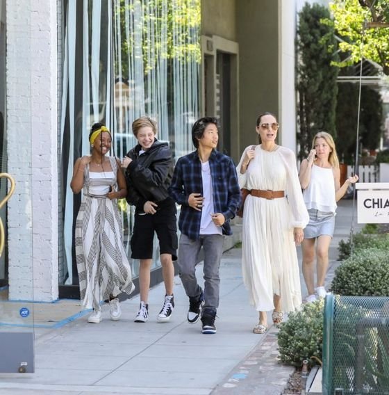 Angelina Jolie took Shiloh and Zahara to Beverly Hills for a lunch on monday . The star was all smile with her grown up kids Sept 2, 2019 X17online.com 