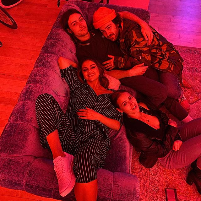 Селена Гомес Тусила Всю Ночь На Вечеринке В Стиле 90-Х С Камилой Кабелло И Шоном  Мендесом