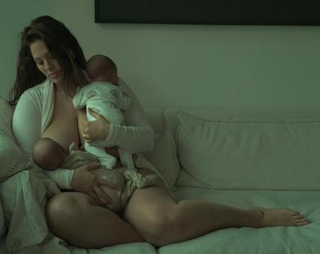 Спустя месяц после вторых родов Эшли Грем нарушила молчание, опубликовав первое фото близнецов