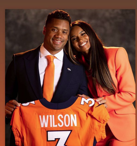 Сиара в ярко-оранжевом костюме на знаменательном спортивном событии Рассела Уилсона
