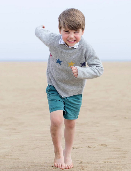 Новые фотографии принца Луи на пляже, посвященных его 4-летию