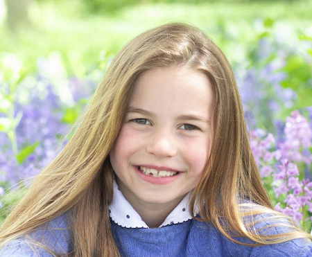 Принцесса Шарлотта показала свой отсутствующий зуб на очаровательных фотографиях на 7-й день рождения