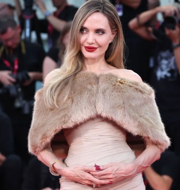 Анджелина Джоли