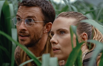 Скарлетт Йоханссон, Джонатан Бейли