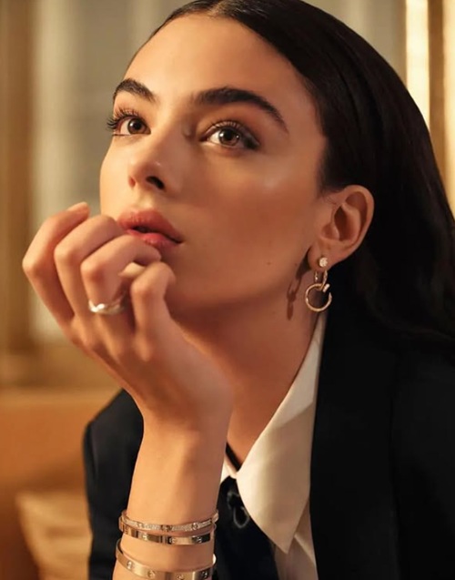 Дева Кассель