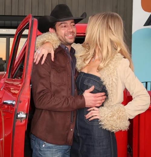 Адан Бануэлос, Белла Хадид