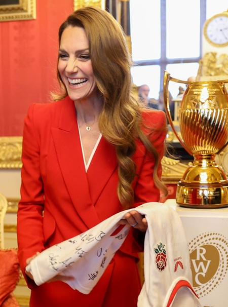 Кейт Миддлтон в красном костюме встречается с Red Roses