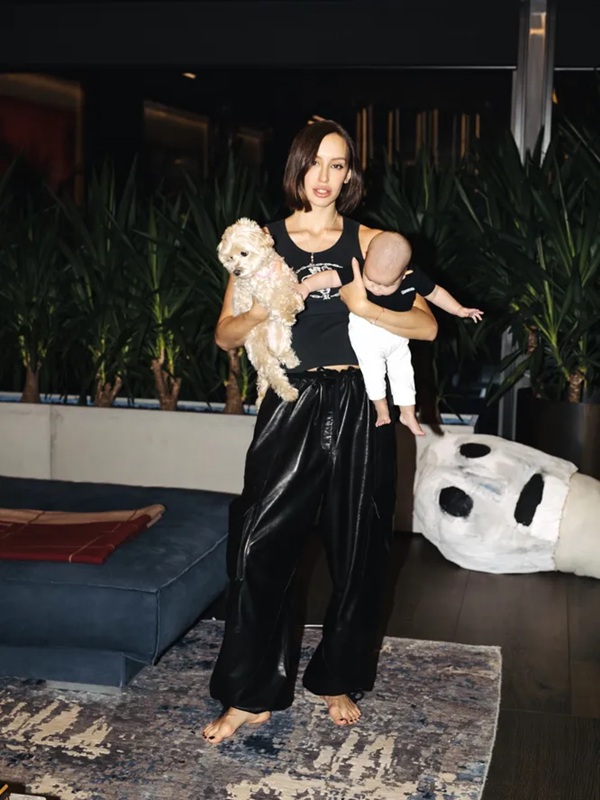 Валентина Иванова с пятимесячной дочерью на домашней фотосессии