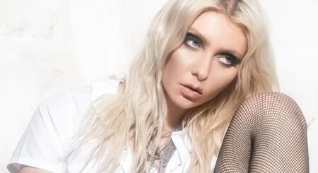 Тейлор Момсен