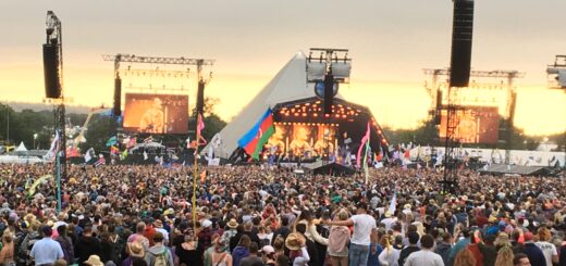 Публика перед Pyramid Stage на Glastonbury 2019 в вечернем свете